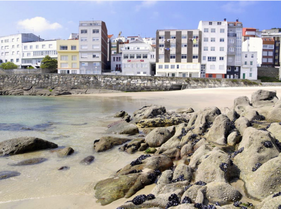 La playa de Arnela, en Corme, ya es apta para el baño después de tres episodios de contaminación