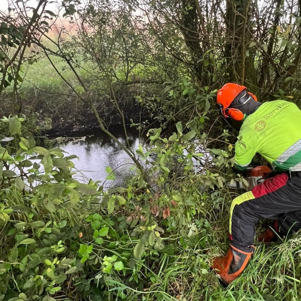 La Xunta realiza labores de conservación en dos tramos de canales fluviales de Mazaricos