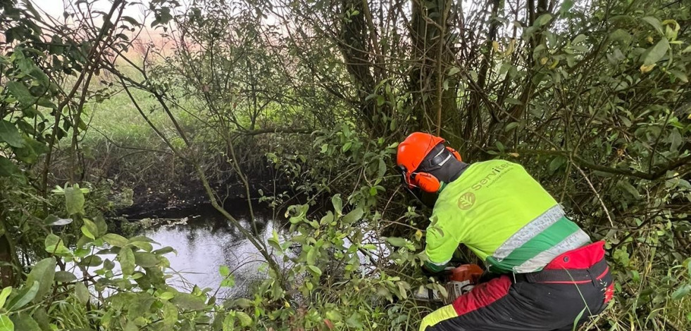 La Xunta realiza labores de conservación en dos tramos de canales fluviales de Mazaricos