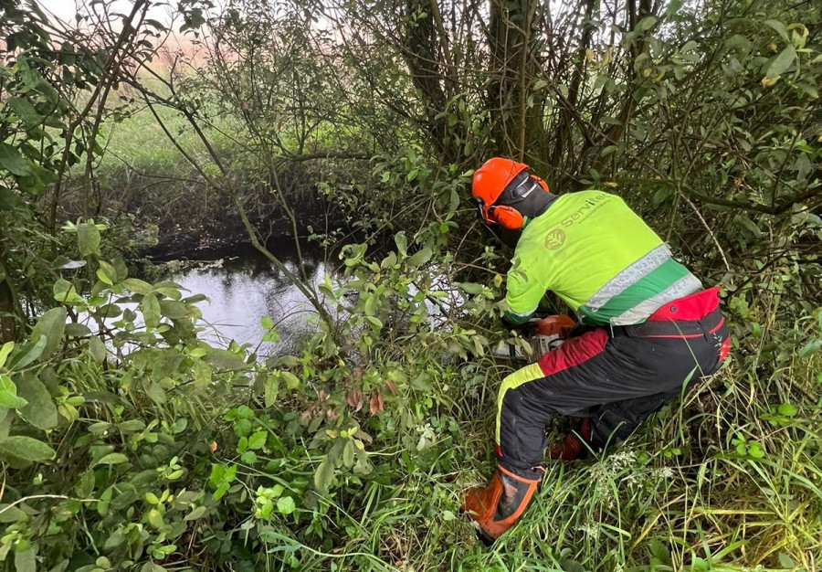 La Xunta realiza labores de conservación en dos tramos de canales fluviales de Mazaricos