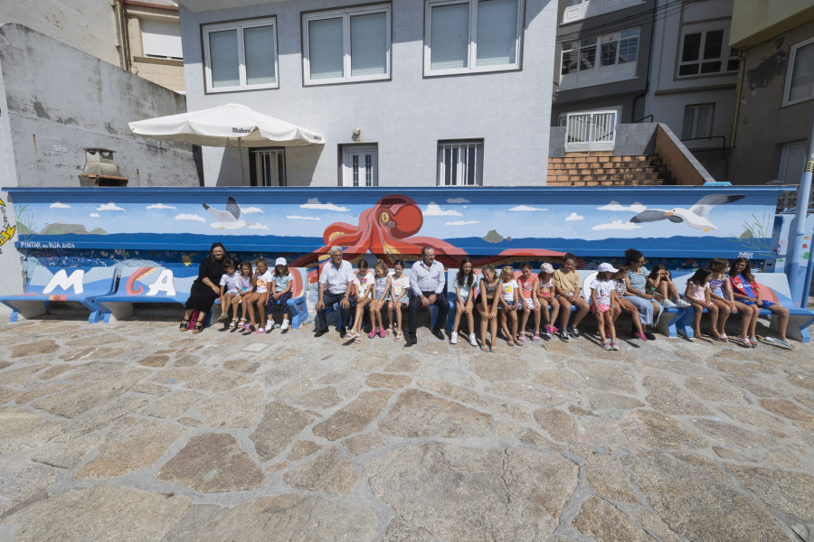 Los participantes en "Pintar na rúa" hacen un mural en Malpica