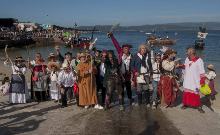 El Desembarco Pirata y el Longueirón animan Fisterra