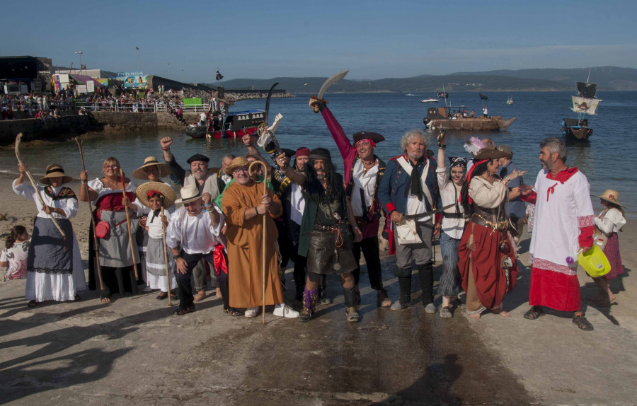 El Desembarco Pirata y el Longueirón animan Fisterra