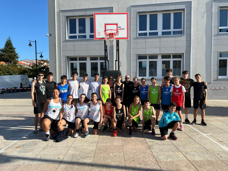 Un total de 60 deportistas participaron en Cee en la primera edición del torneo de basket 3x3