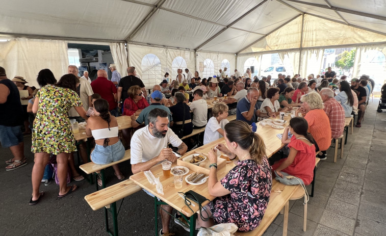 Mil raciones despachadas en la Festa dos Peixes e Mariscos de la lonja de Laxe