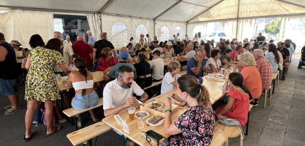 Mil raciones despachadas en la Festa dos Peixes e Mariscos de la lonja de Laxe