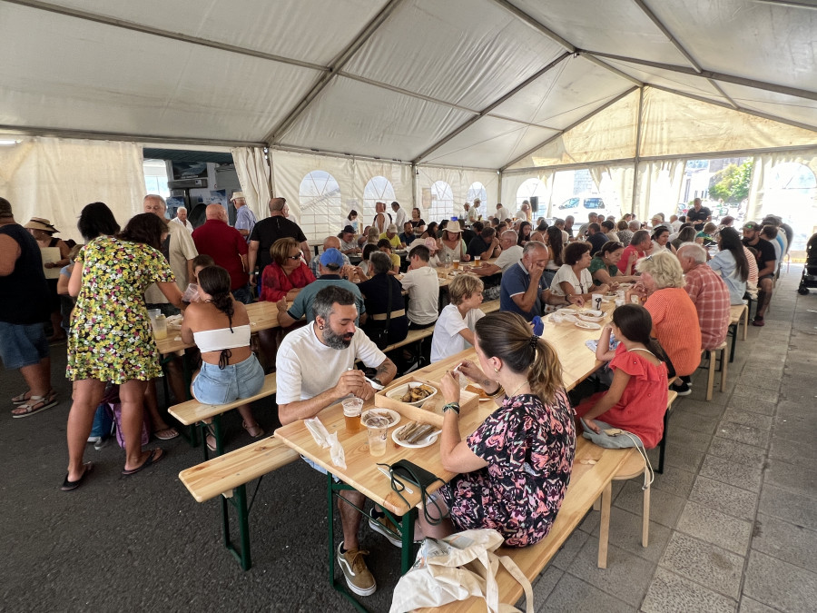 Mil raciones despachadas en la Festa dos Peixes e Mariscos de la lonja de Laxe