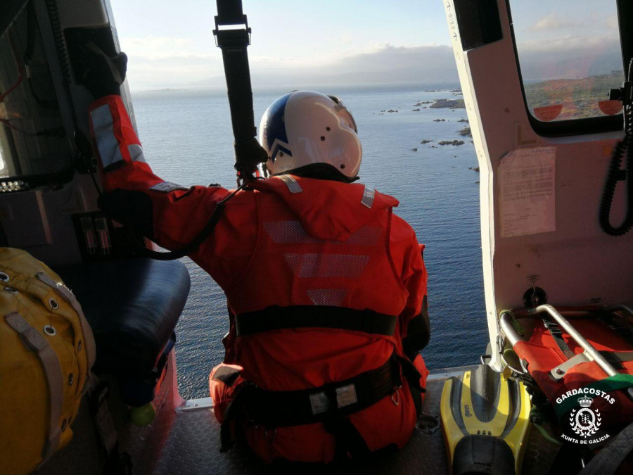 Rescatan en helicóptero a un senderista que fue golpeado por una piedra en A Buitra, Muxía