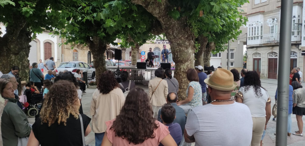 La música llena las plazas de Cee