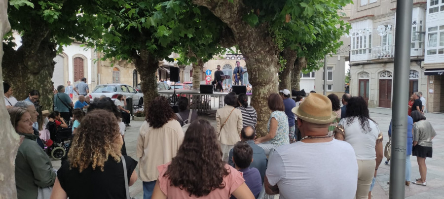 La música llena las plazas de Cee