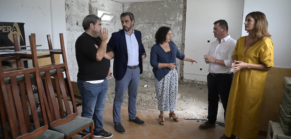 Diego Calvo visita las obras financiadas  con fondos autonómicos en Ponteceso