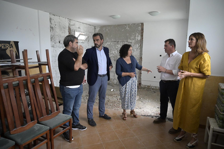 Diego Calvo visita las obras financiadas  con fondos autonómicos en Ponteceso