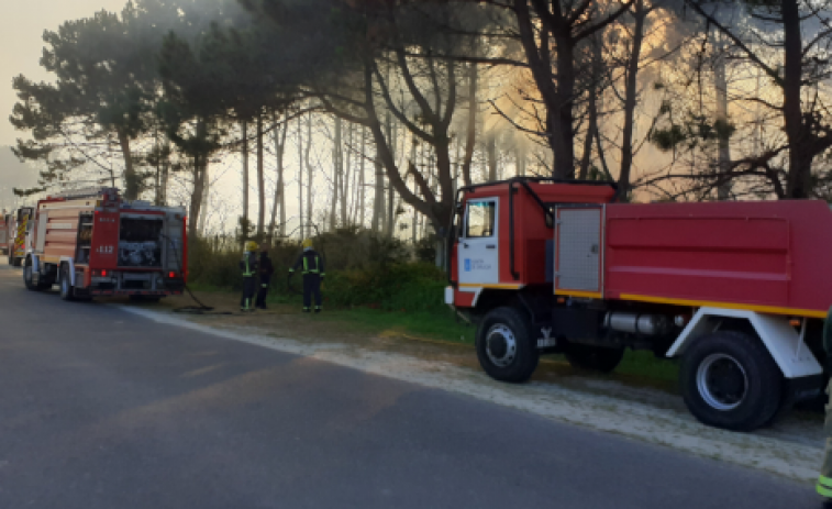 Arde un pinar en Carballo cerca de varias viviendas