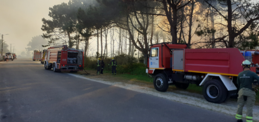 Arde un pinar en Carballo cerca de varias viviendas