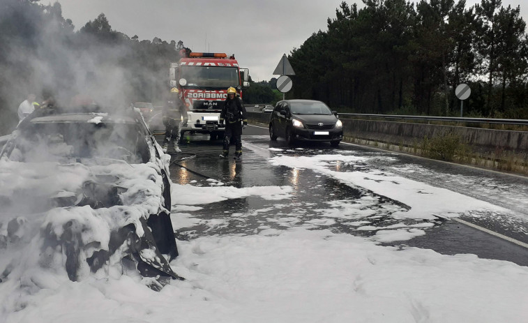 Arde un vehículo en A Laracha cuando circulaba por la autovía