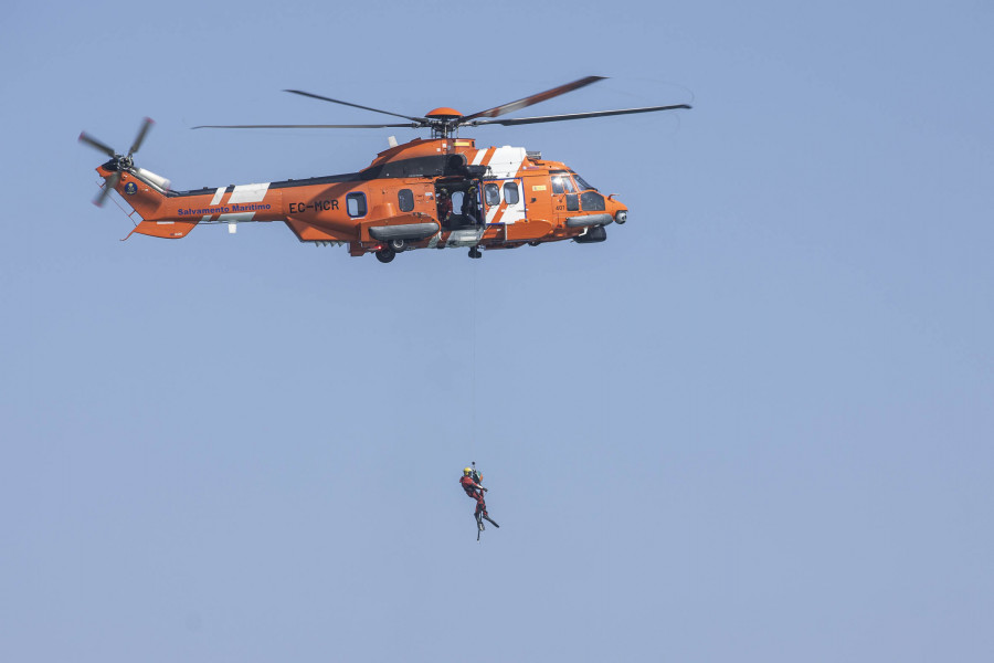 La playa de Razo fue escenario de un simulacro de salvamento