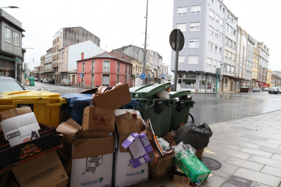 La huelga de basura de Carballo amenaza con convertirse en indefinida