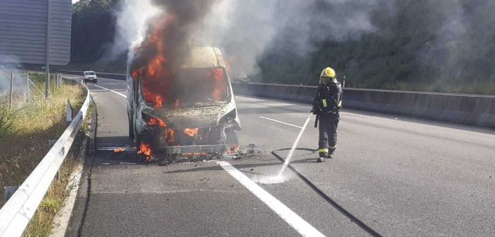 Arde otro vehículo en la AG-55, este vez en Coristanco