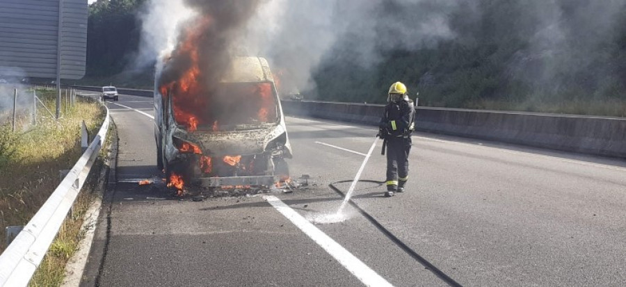 Arde otro vehículo en la AG-55, este vez en Coristanco