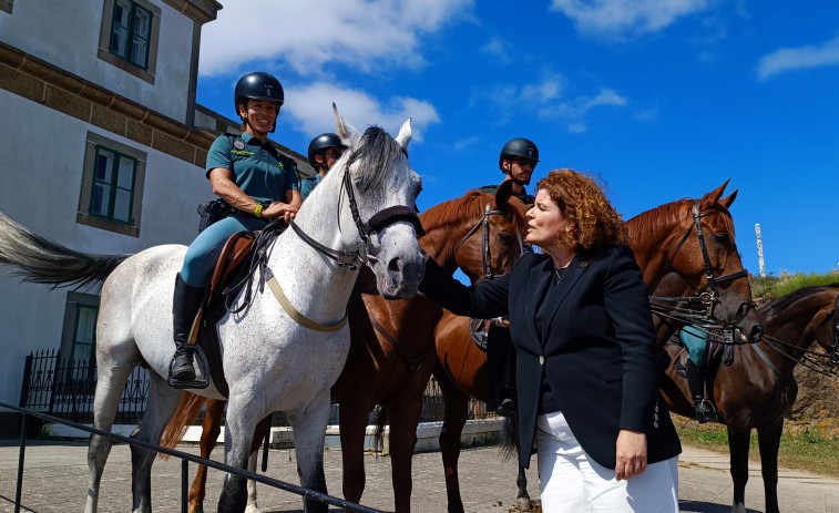 El escuadrón de caballería de la Guardia Civil patrulla el Camino Fisterra-Muxía