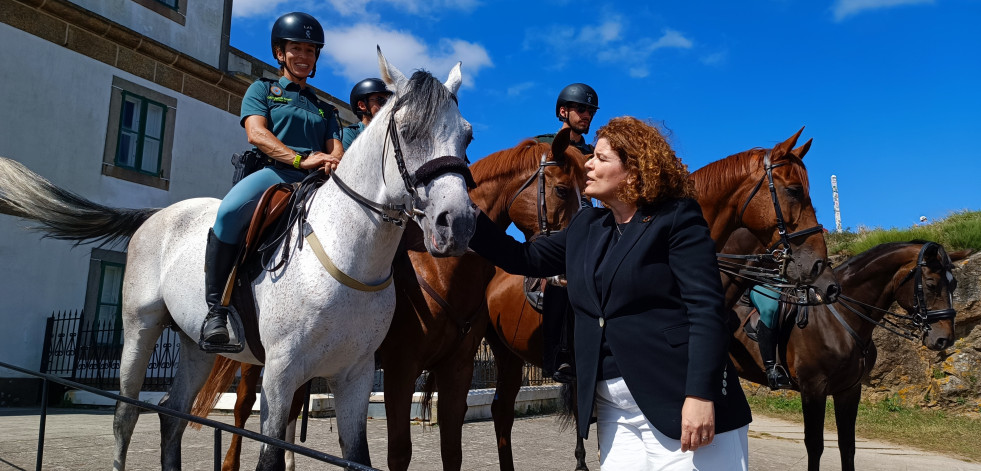 El escuadrón de caballería de la Guardia Civil patrulla el Camino Fisterra-Muxía