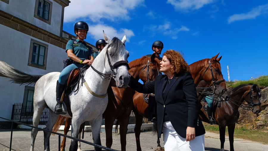 El escuadrón de caballería de la Guardia Civil patrulla el Camino Fisterra-Muxía