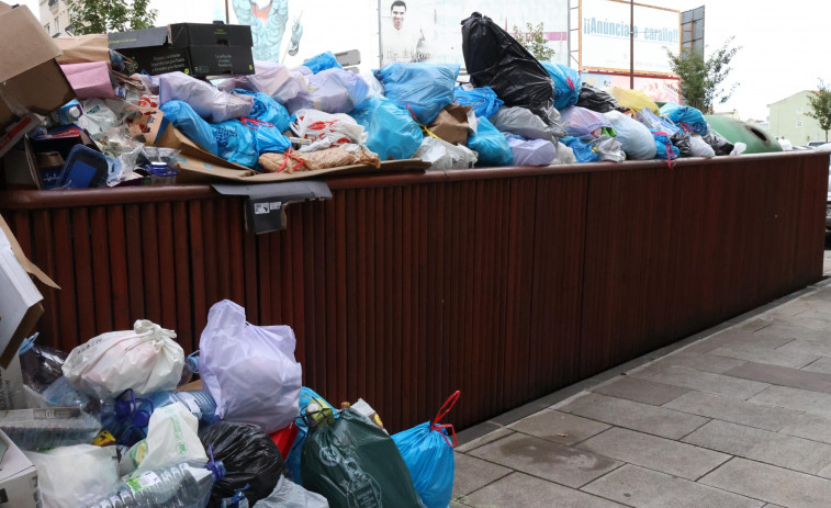 La huelga en el servicio de recogida vuelve a dejar el casco urbano carballés lleno de basura