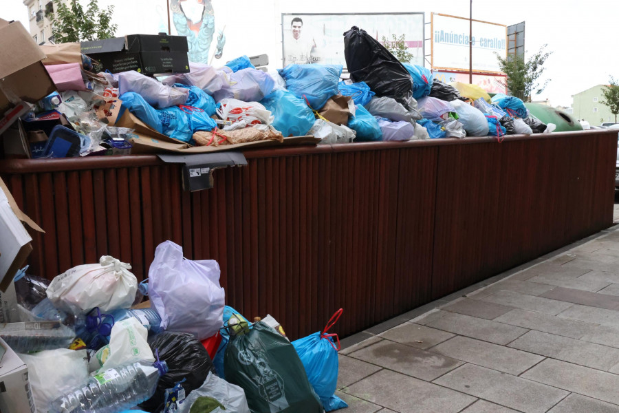 La huelga en el servicio de recogida vuelve a dejar el casco urbano carballés lleno de basura