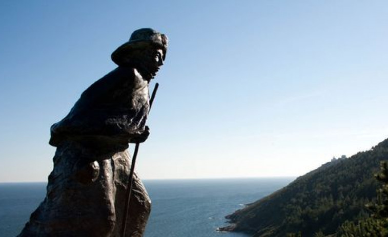 El Concello de Fisterra pide ayuda para localizar el bastón de la estatua del Peregrino