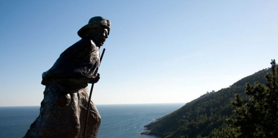 El Concello de Fisterra pide ayuda para localizar el bastón de la estatua del Peregrino