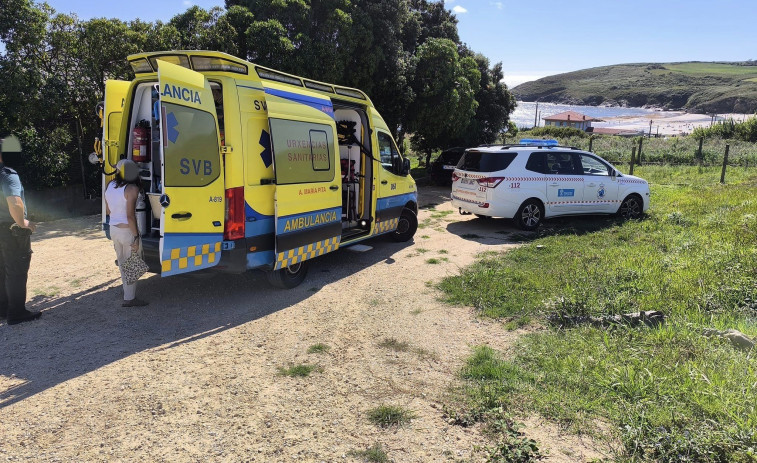 Rescatan a una mujer que cayó de una altura de dos metros en la playa de Nemiña