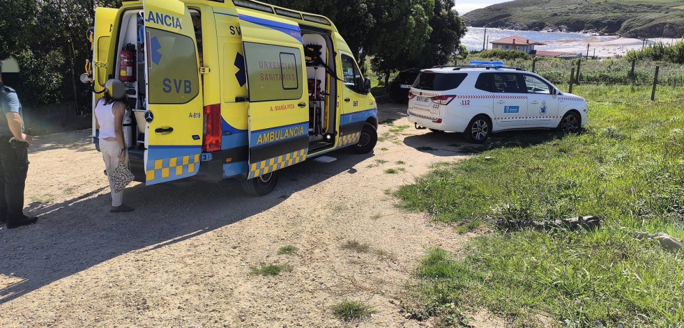 Rescatan a una mujer que cayó de una altura de dos metros en la playa de Nemiña