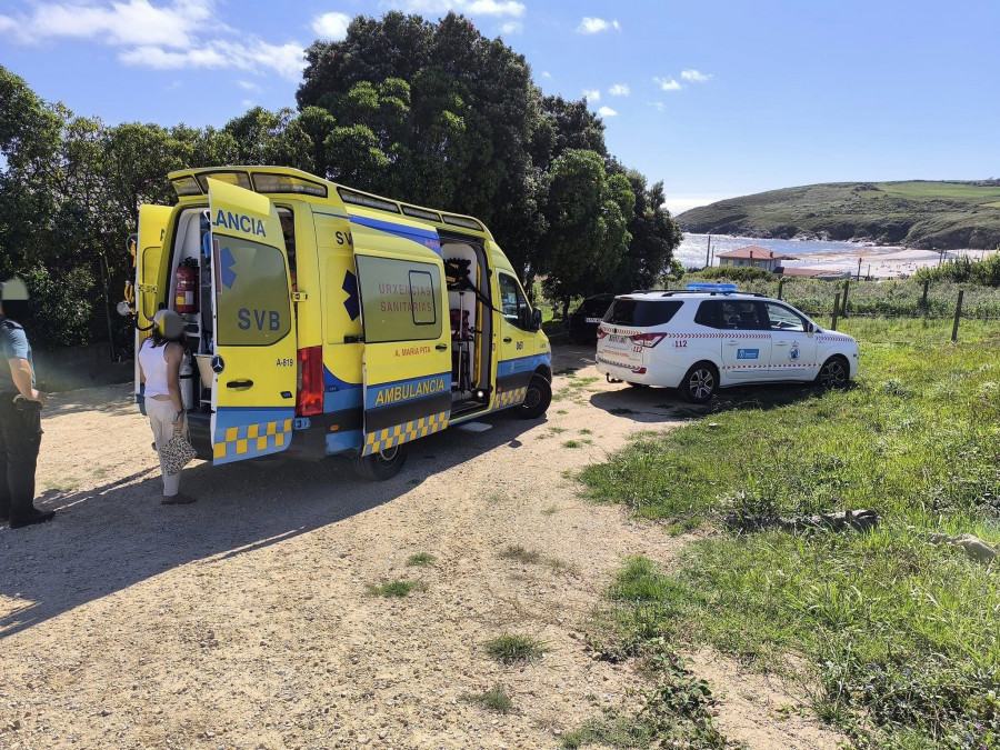 Rescatan a una mujer que cayó de una altura de dos metros en la playa de Nemiña