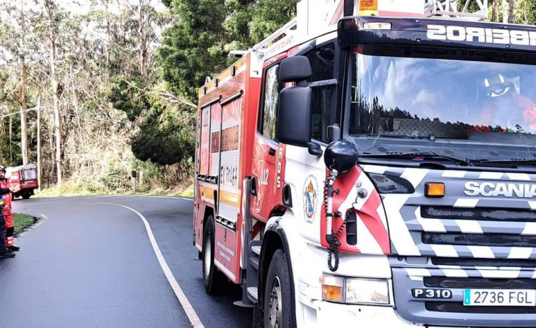 Calcinado un vehículo cerca de una masa forestal en Coristanco