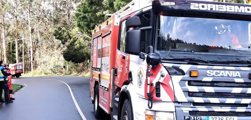 Calcinado un vehículo cerca de una masa forestal en Coristanco