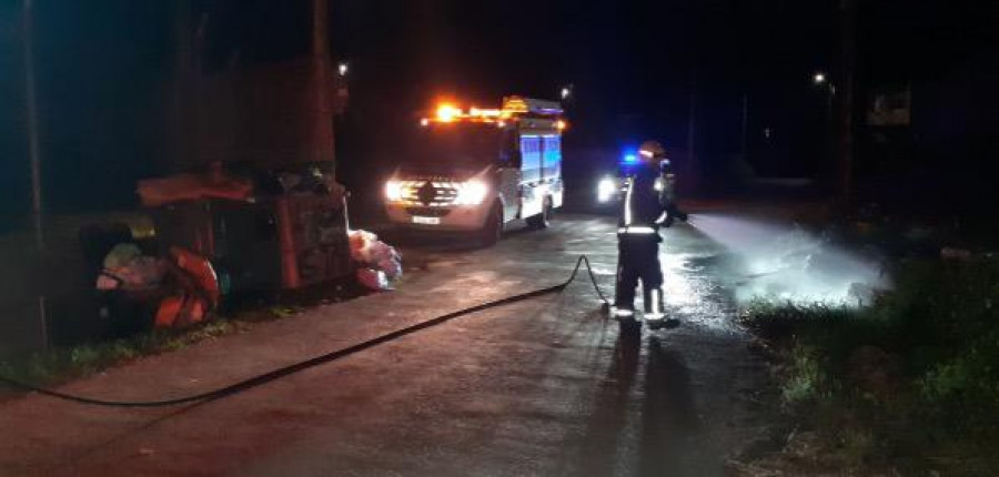 Incendiado un contenedor de basura en Carballo