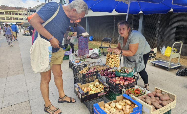 Los productos de temporada, en la feria de Carballo