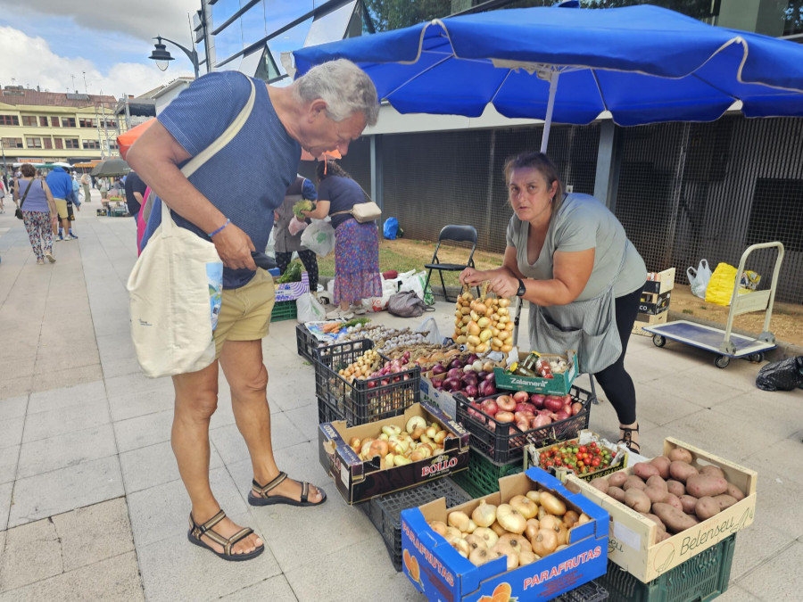 Los productos de temporada, en la feria de Carballo