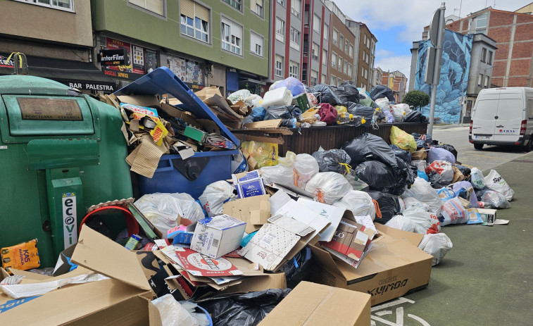 El servicio de recogida de basura de Carballo inicia la huelga indefinida el domingo