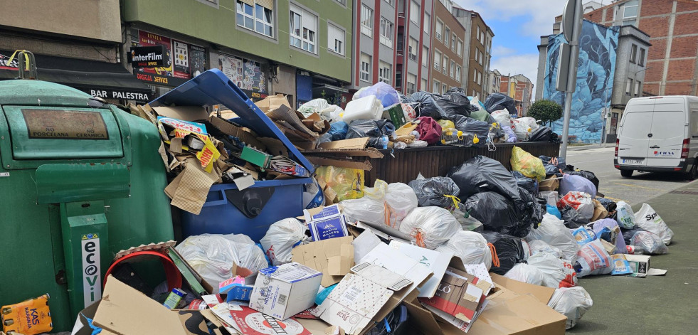 El servicio de recogida de basura de Carballo inicia la huelga indefinida el domingo