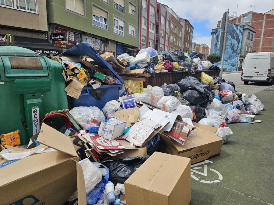 El servicio de recogida de basura de Carballo inicia la huelga indefinida el domingo