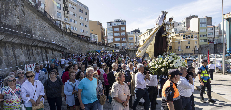 Multitudinaria procesión en Malpica