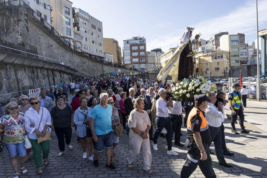 Multitudinaria procesión en Malpica