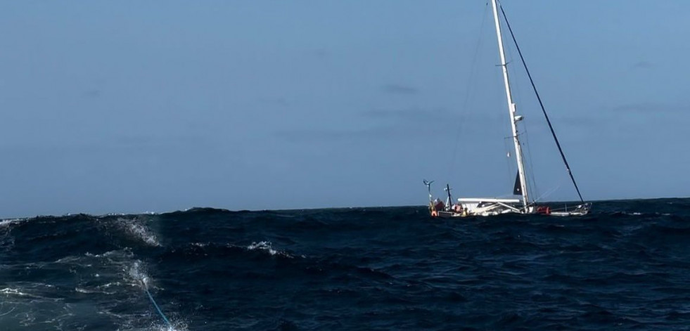 Remolcado un velero tras una interacción con orcas cerca de O Roncudo