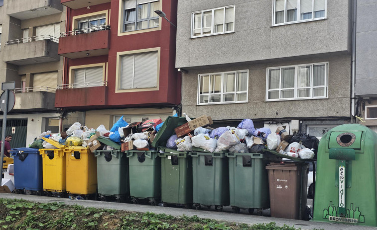 La recogida de basura avanza en las calles carballesas a la espera de lo que ocurra en septiembre