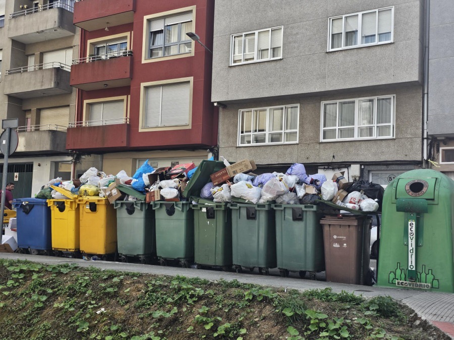 La recogida de basura avanza en las calles carballesas a la espera de lo que ocurra en septiembre