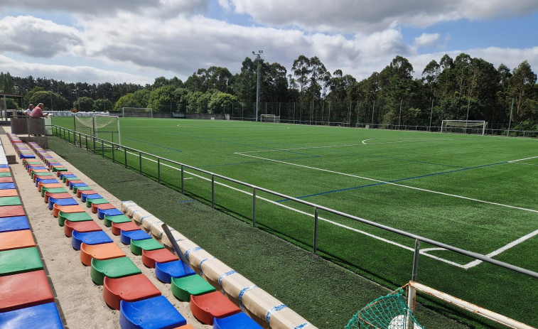 El campo de fútbol anexo de As Eiroas vuelve a quedar operativo a partir de hoy