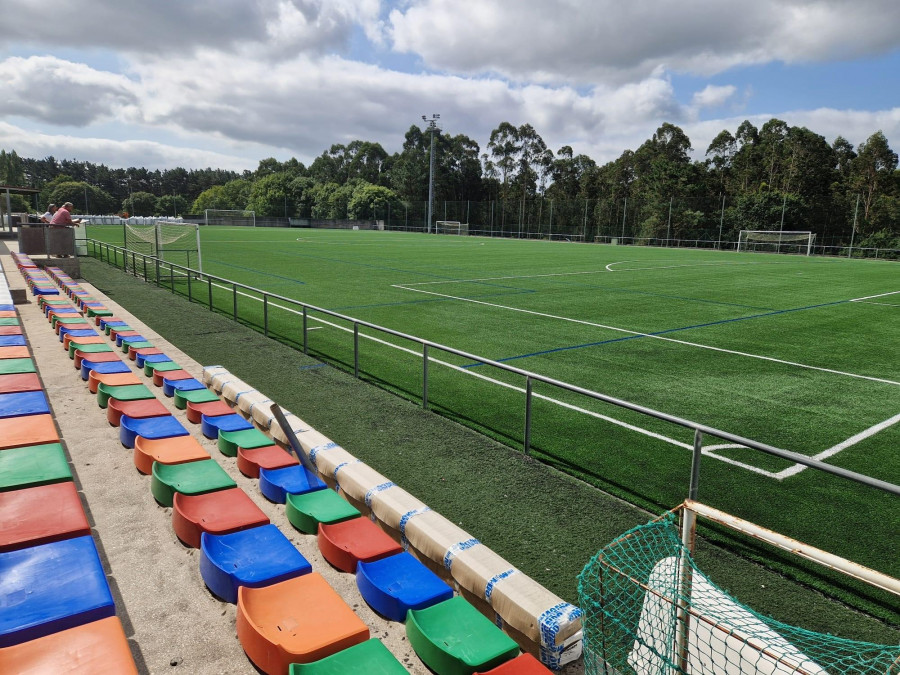 El campo de fútbol anexo de As Eiroas vuelve a quedar operativo a partir de hoy