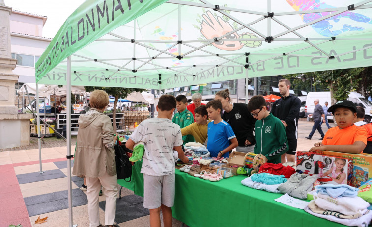 Mercadillo solidario de las Escuelas Xiria de Carballo