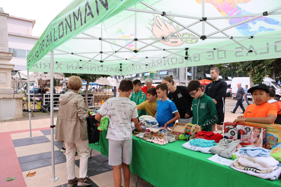 Mercadillo solidario de las Escuelas Xiria de Carballo